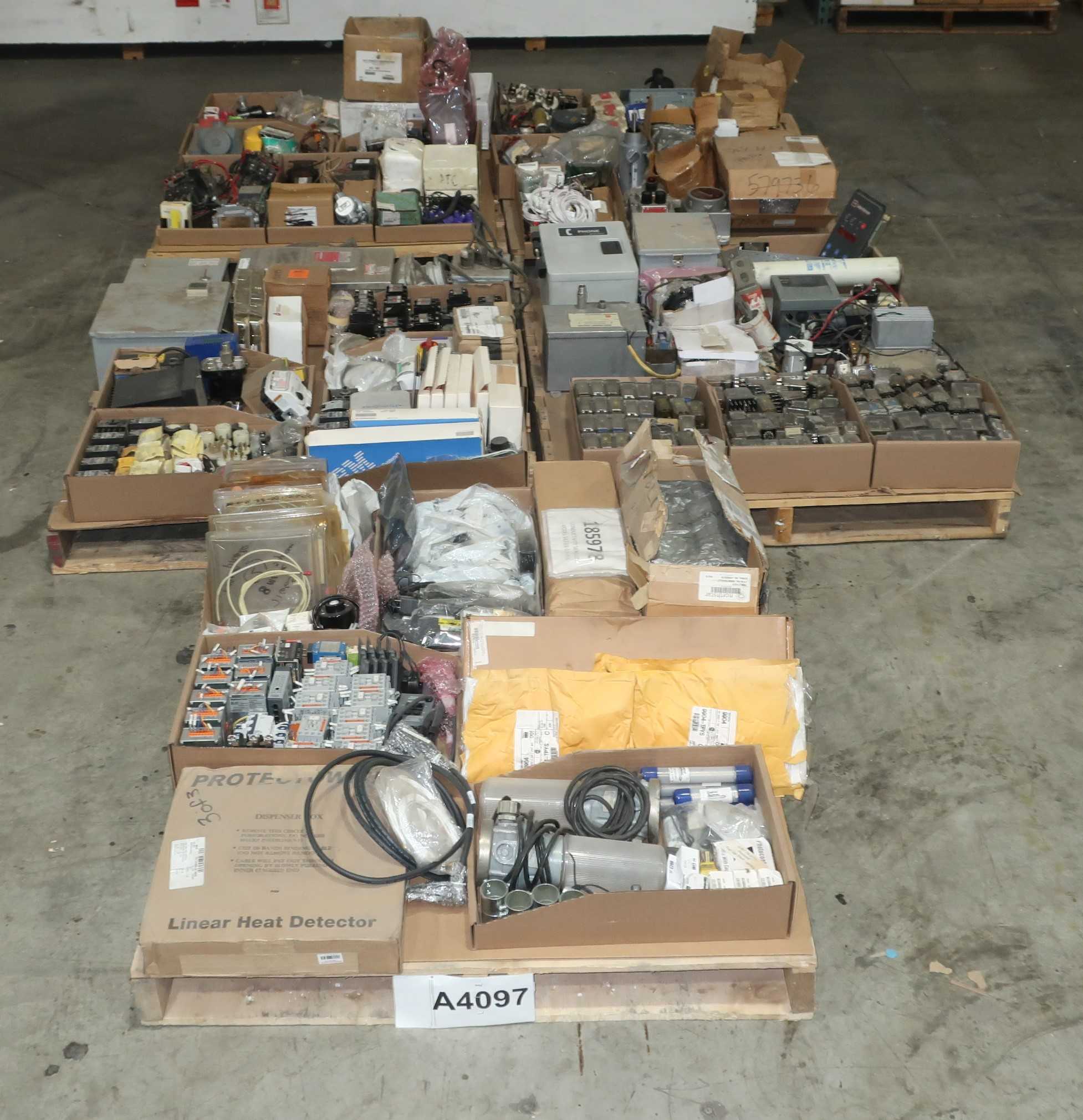 5 PALLETS OF ASSORTED ELECTRICAL AND COMPONENTS - ELECTRICAL COMPONENTS