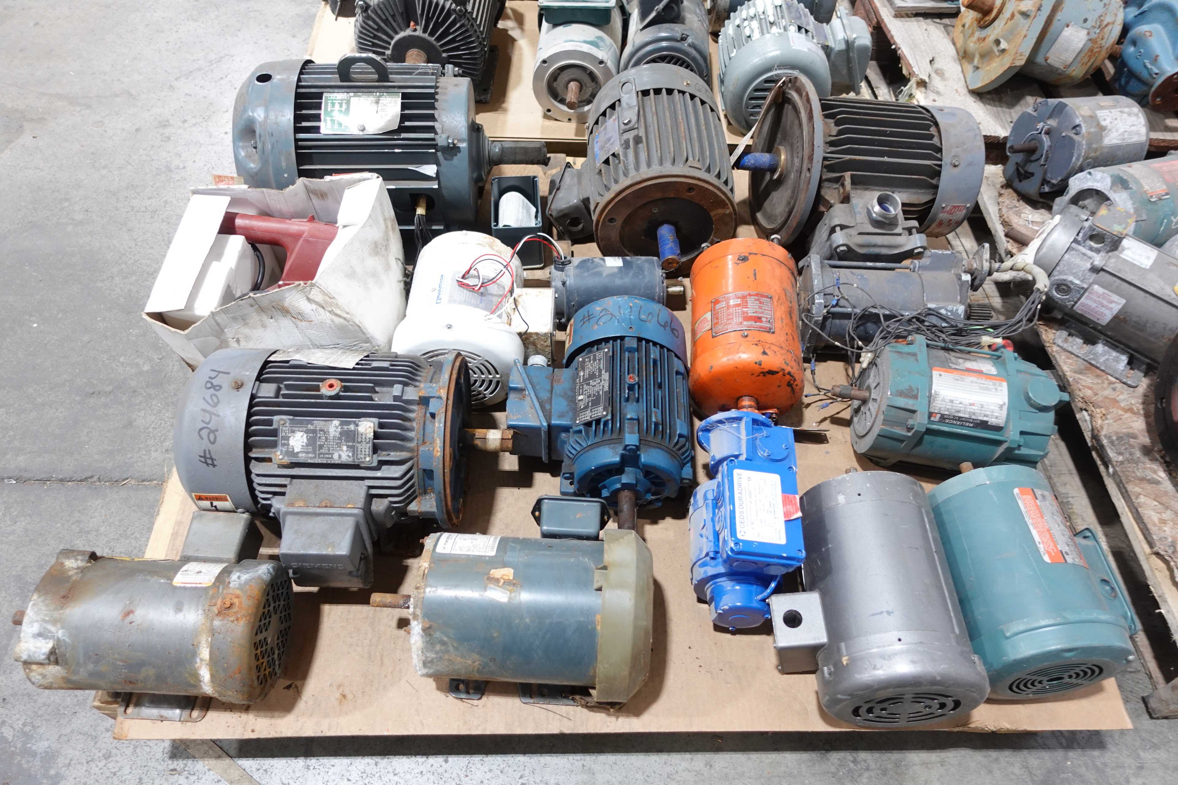 4 PALLETS OF ASSORTED AC MOTORS - AC MOTOR