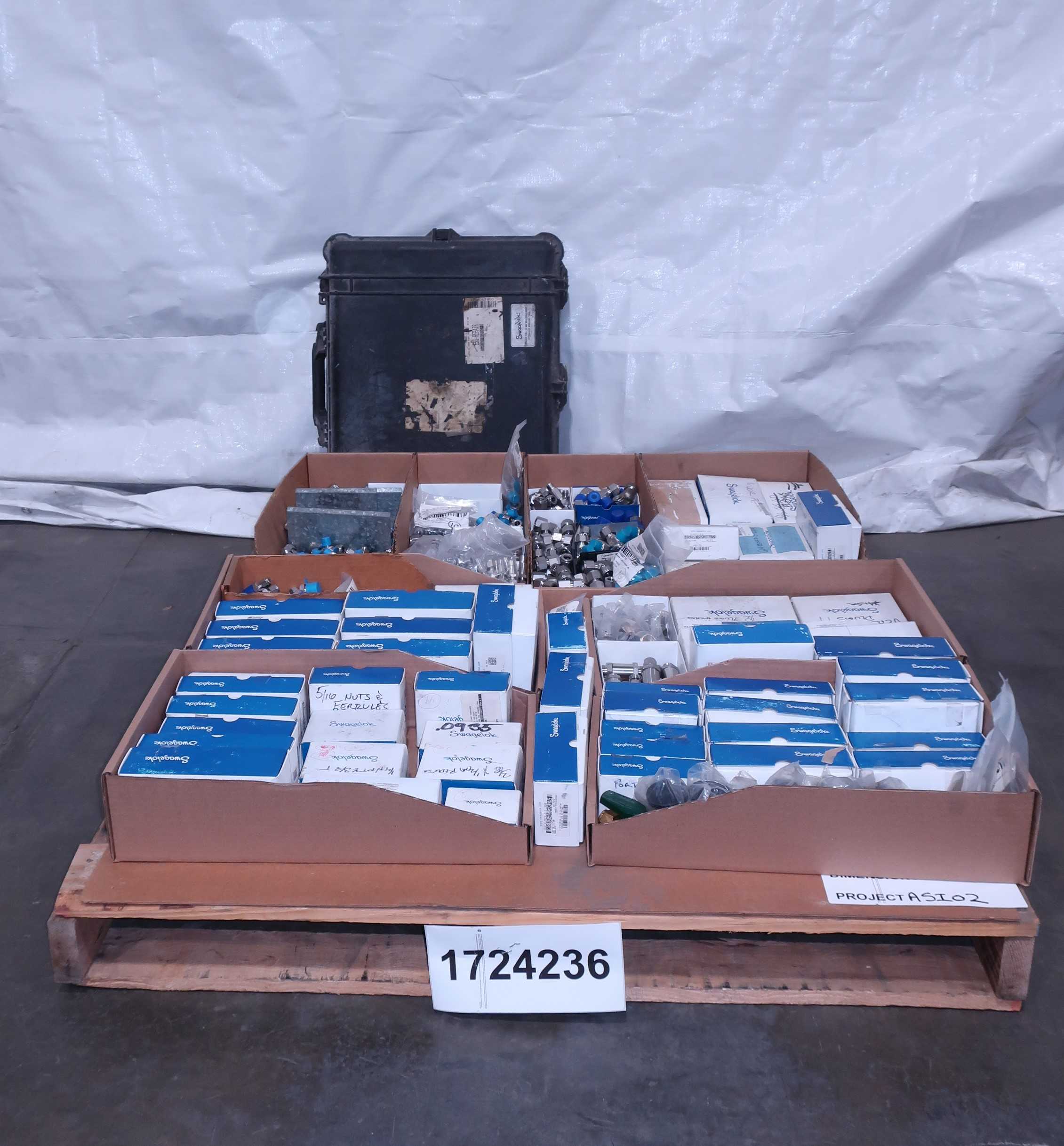 SKU 1724236 - PALLET OF ASSORTED SWAGELOK VALVES AND FITTINGS - PIPE & TUBE FITTINGS