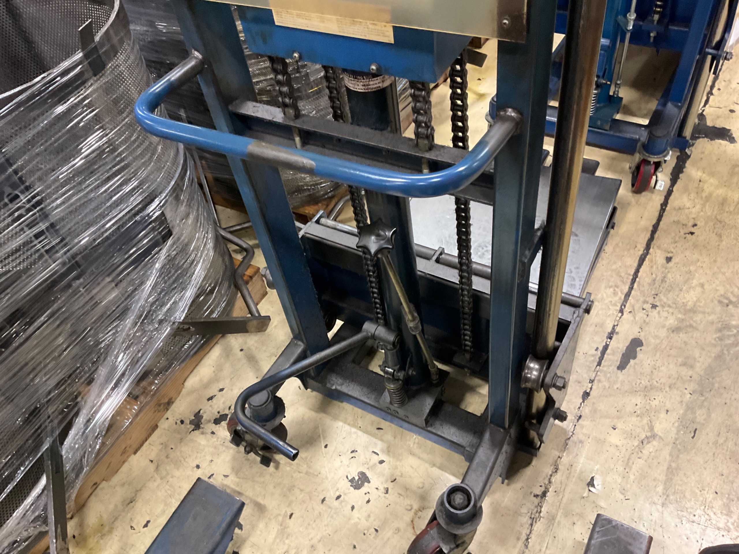 HYDRAULIC STRADDLE STACKER - MATERIAL HANDLING EQUIPMENT