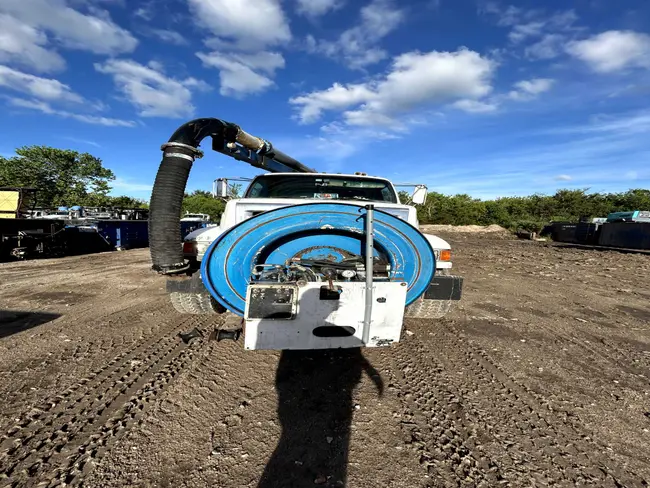 2005 STERLING L9500 SERIES HYDRO EXCAVATION TRUCK - undefined