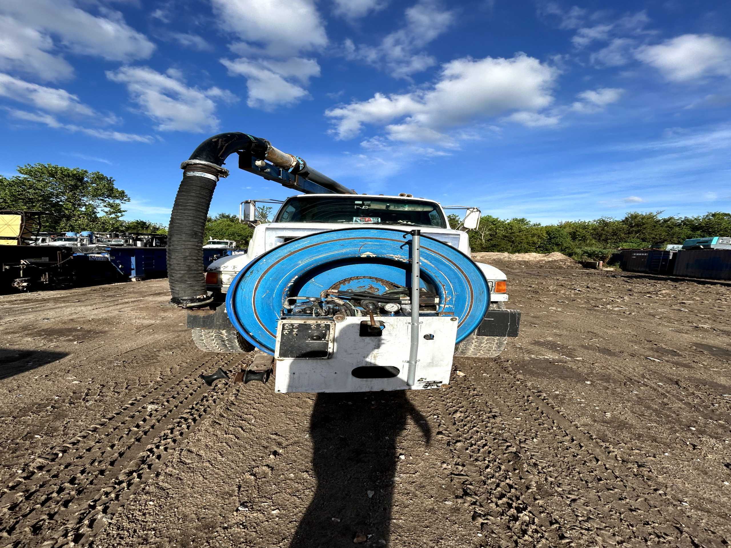 2005 STERLING L9500 SERIES HYDRO EXCAVATION TRUCK - VACUUM TRUCKS