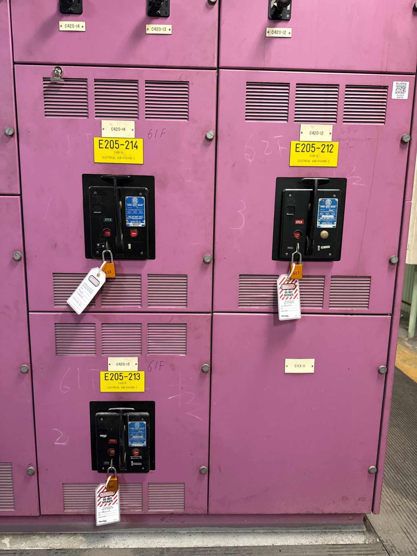 Bulk QTY of Ite K-1600 Circuit Breakers - CIRCUIT BREAKERS