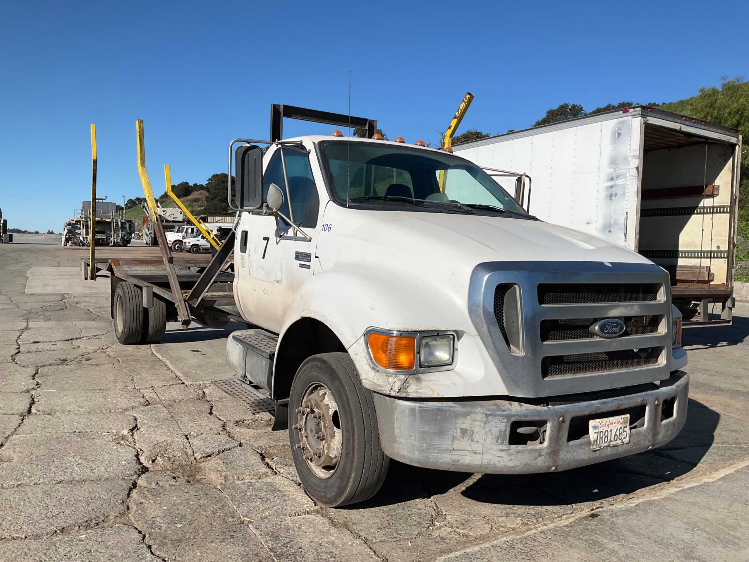 2004 FORD F-650 4X2 FLATBED TRUCK -