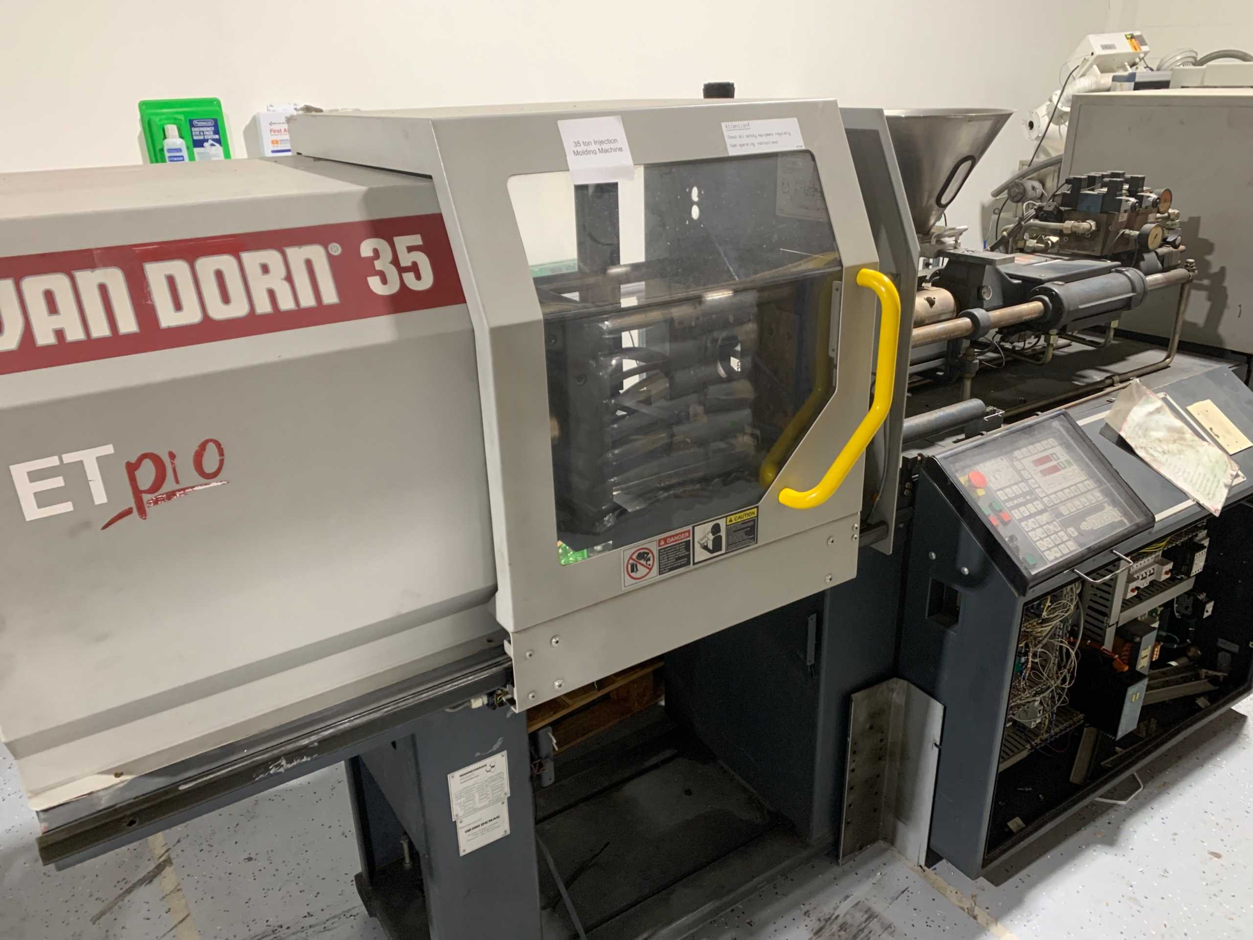 1996 VAN DORN DEMAG ERGOTECH PRO 35 TON INJECTION MOLDING MACHINE - PLASTICS & RUBBER