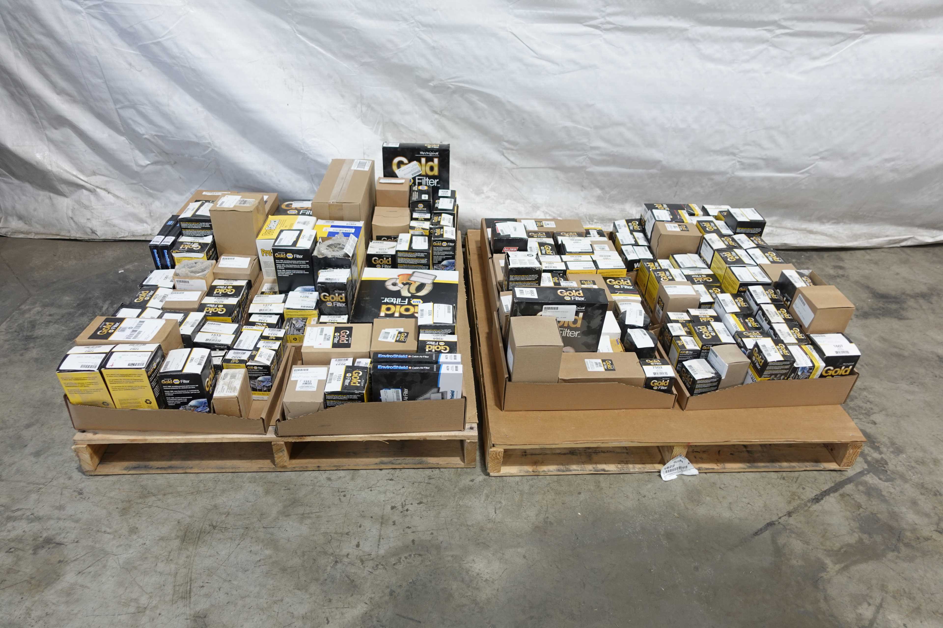 SKU 1729455 - 2 PALLETS OF ASSORTED NAPA GOLD FILTERS - PNEUMATIC FILTER ELEMENTS