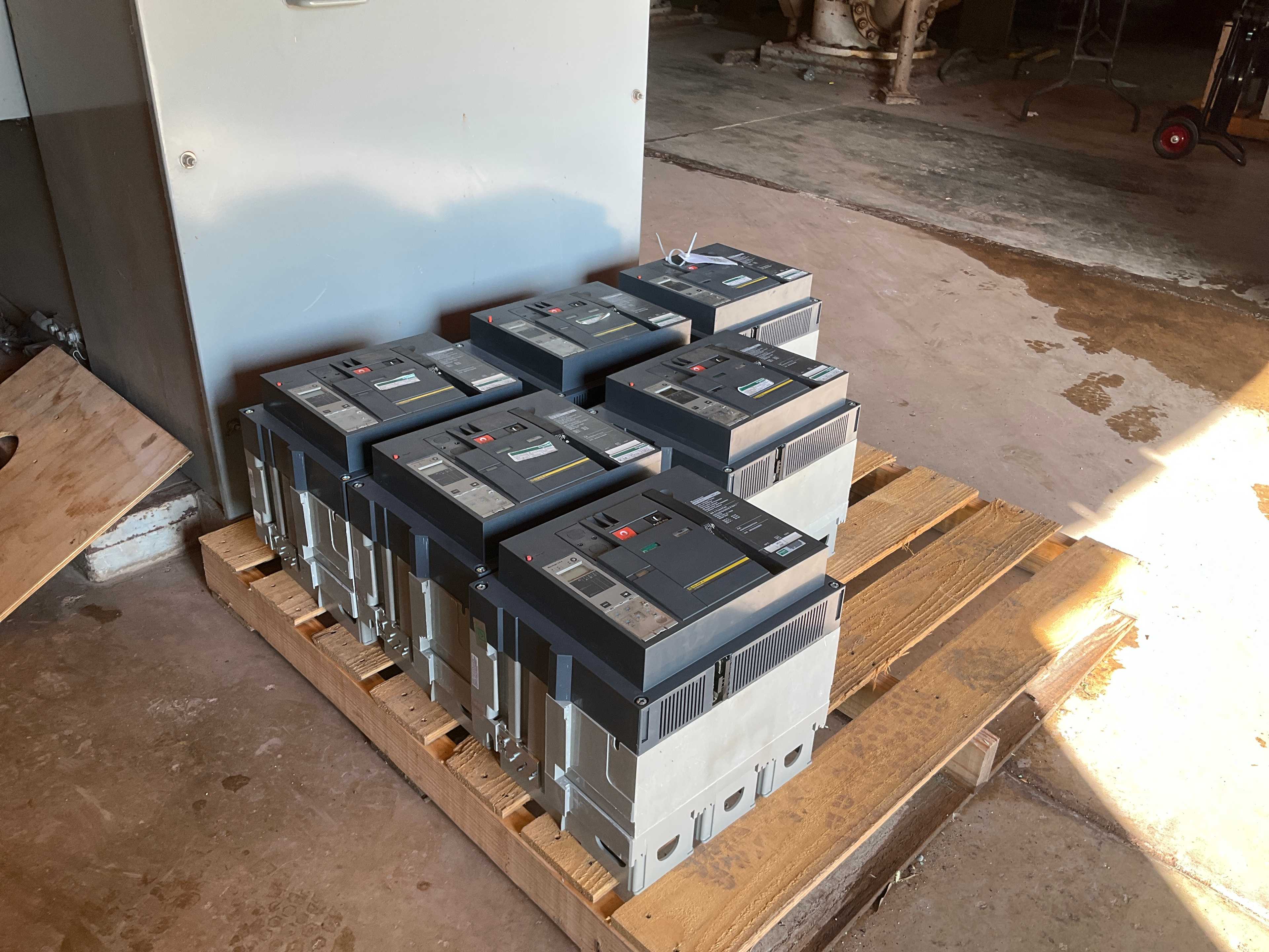QTY 6: LOW VOLTAGE POWER CIRCUIT BREAKER - LOW VOLTAGE CIRCUIT BREAKERS