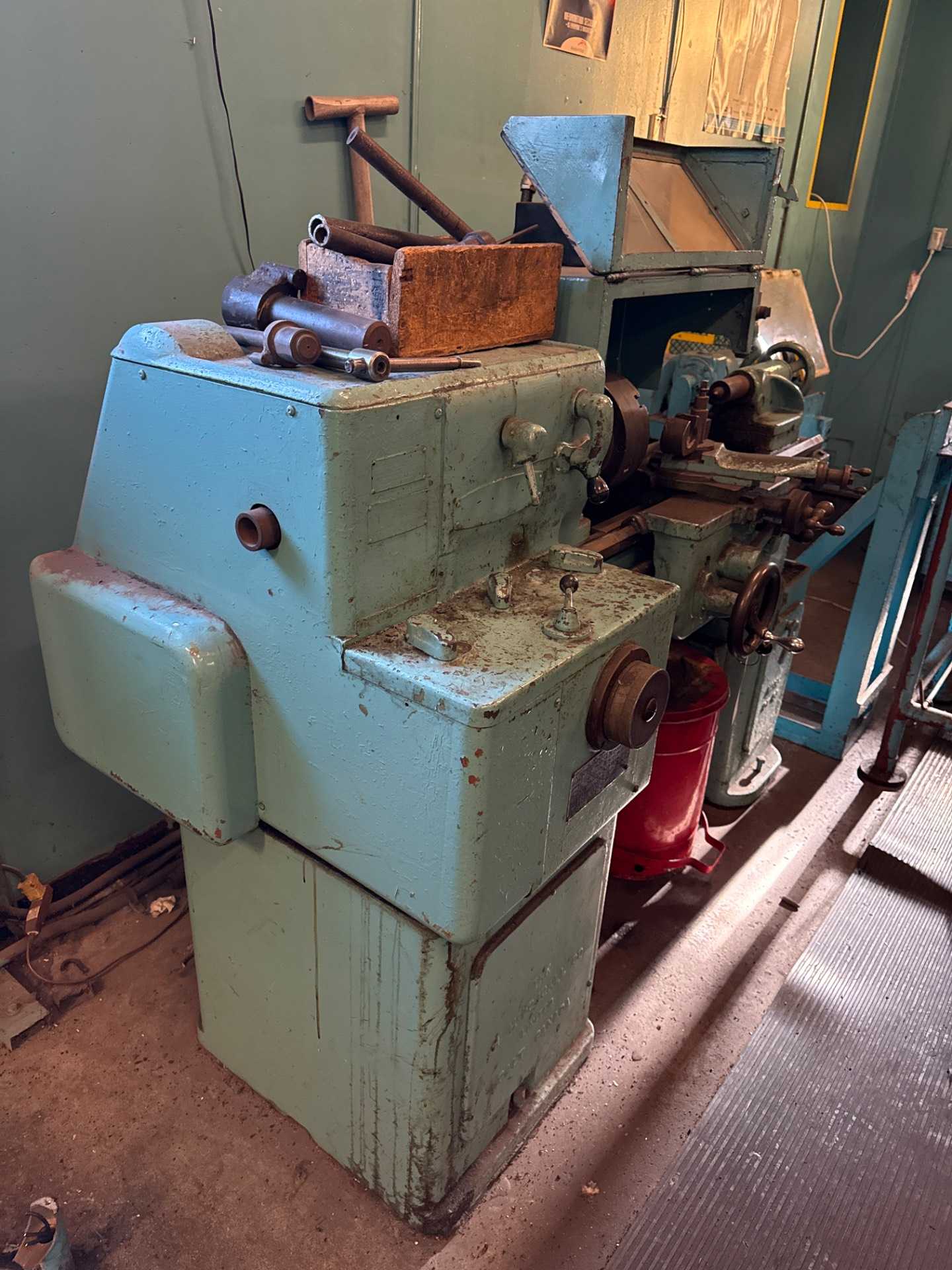 MCDOUGALL DT-50 MANUAL LATHE, 10.25IN SWING, 27IN CC, 12 SPEEDS, 40-1500 RPM, 1.5 HP - MANUAL LATHES