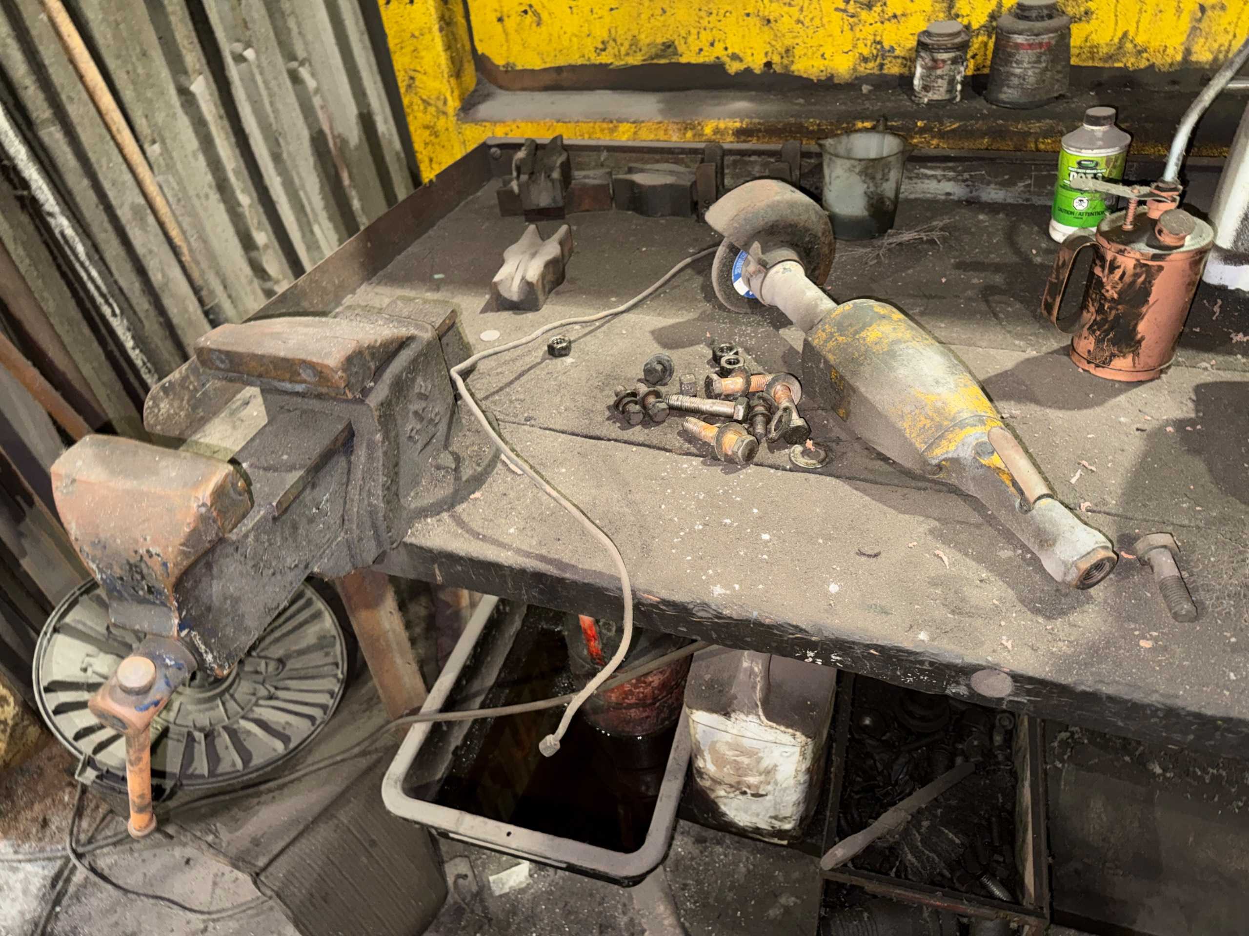 Work Table with Vise & Bench Grinder - BENCH GRINDERS