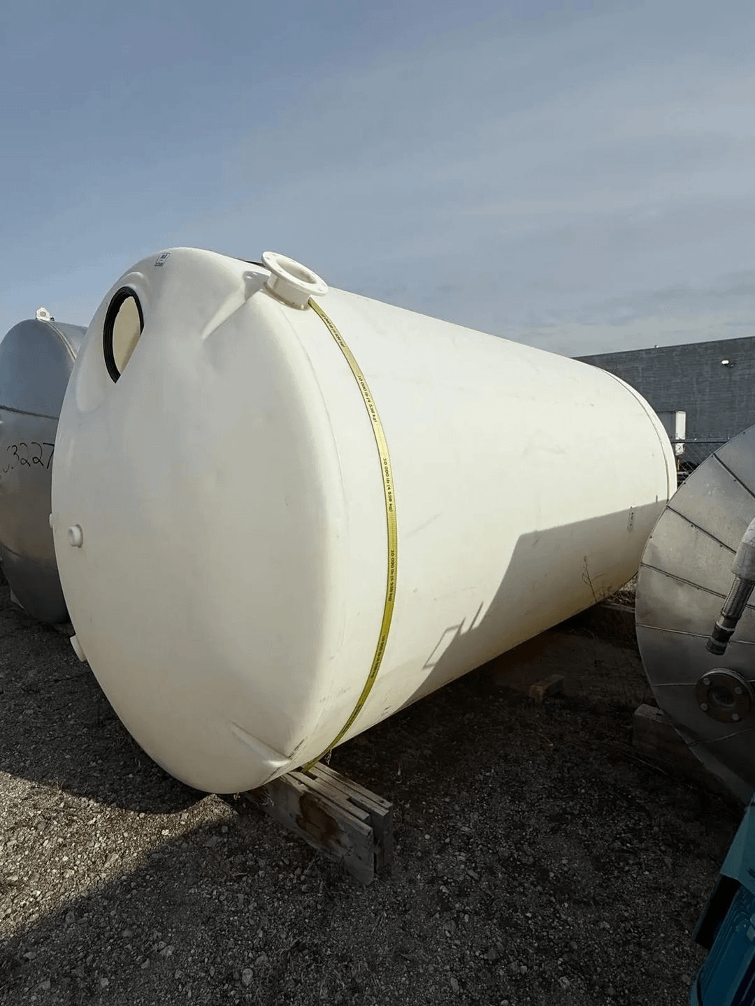 POLY STORAGE TANK, 22500L, POLYETHYLENE, VERTICAL, 100X100X175IN, 2000 LBS - TANKS