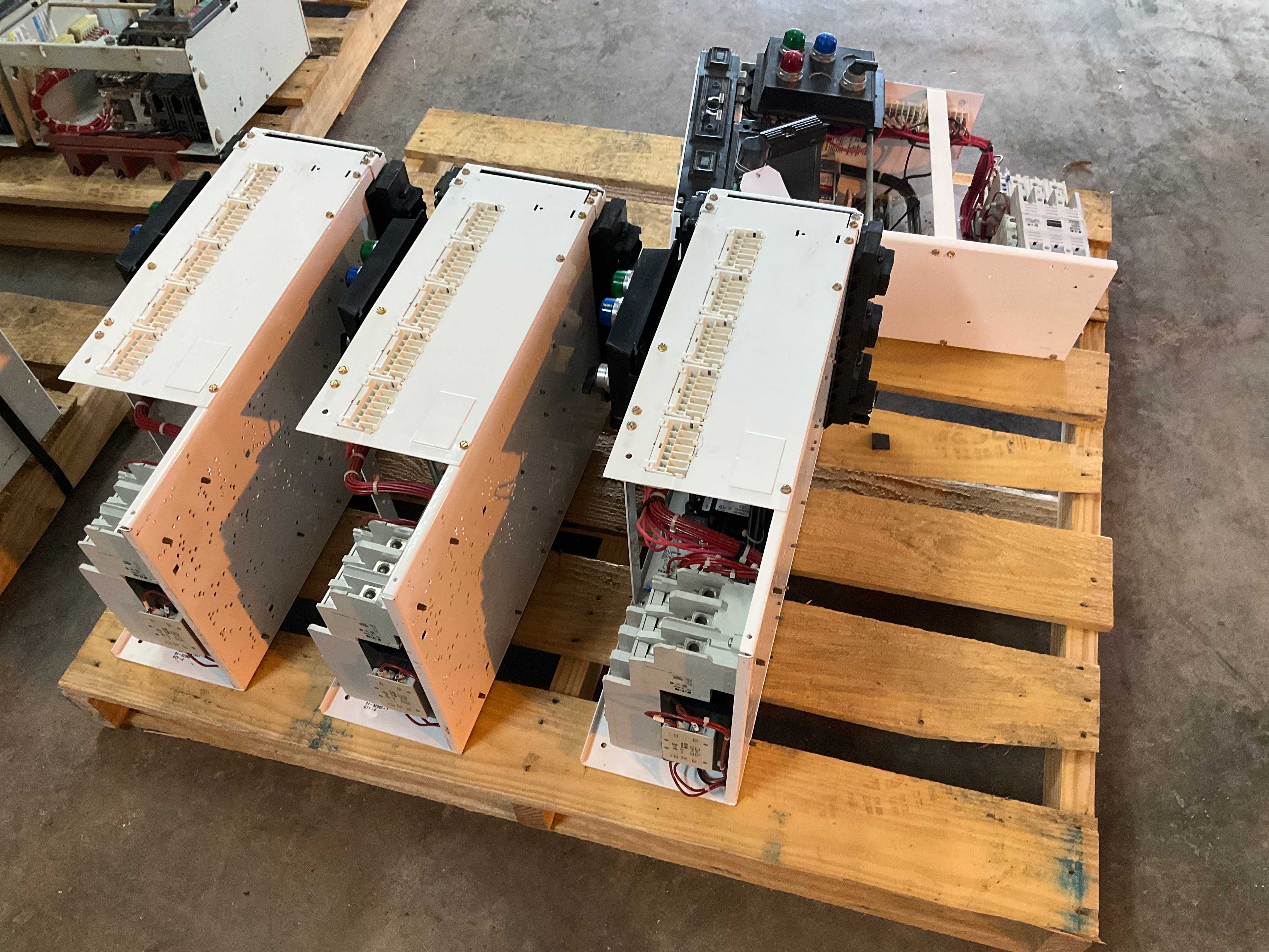 BULK QTY OF CIRCUIT BREAKERS - CIRCUIT BREAKERS