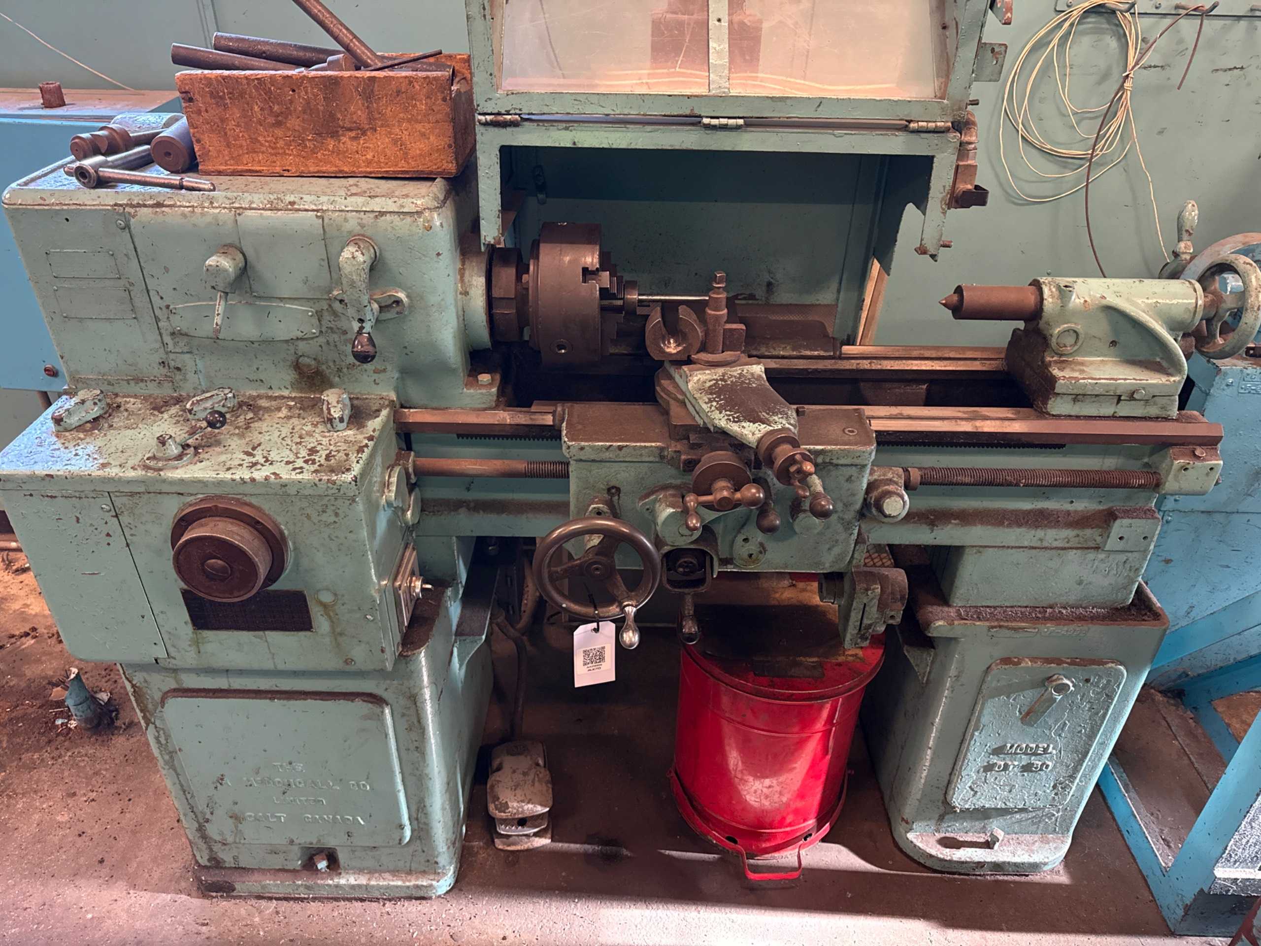 MCDOUGALL DT-50 MANUAL LATHE, 10.25IN SWING, 27IN CC, 12 SPEEDS, 40-1500 RPM, 1.5 HP - MANUAL LATHES