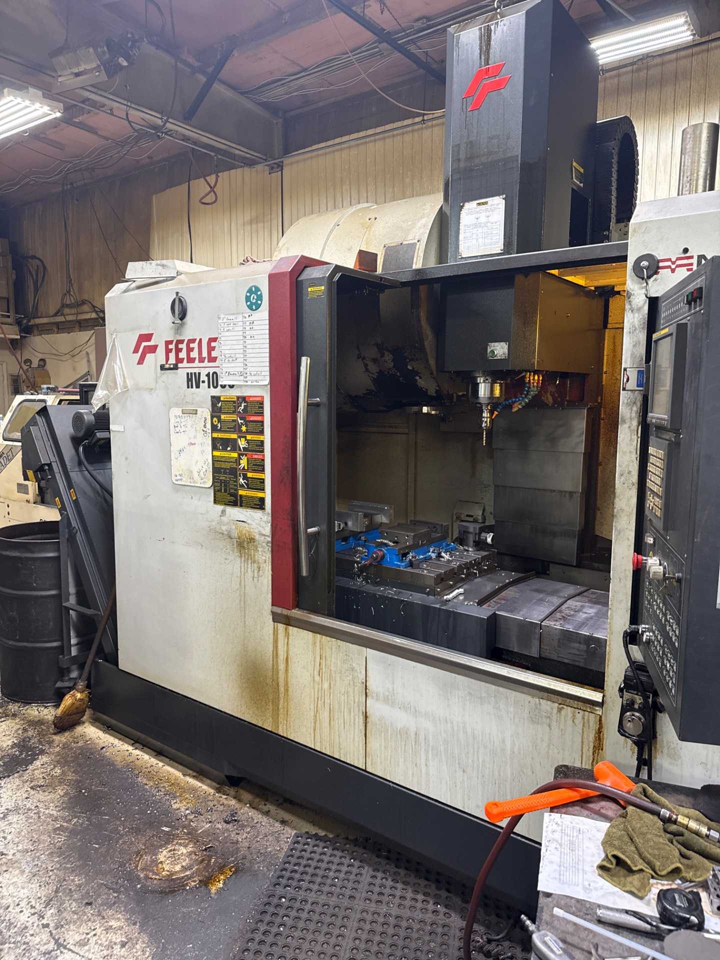 2012 FEELER HV-1000 VERTICAL MACHINING CENTER 3-AXIS, 15K RPM, BT-40 SPINDLE, 25HP - VERTICAL MACHINING CENTERS