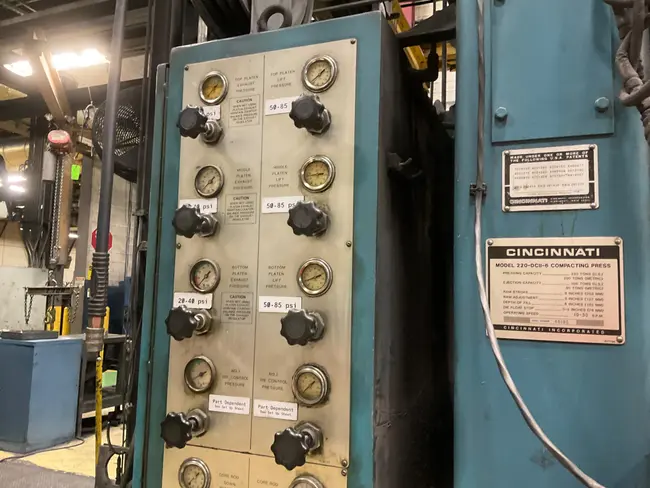 CINCINNATI 220-DCII-6 COMPACTING PRESS - undefined