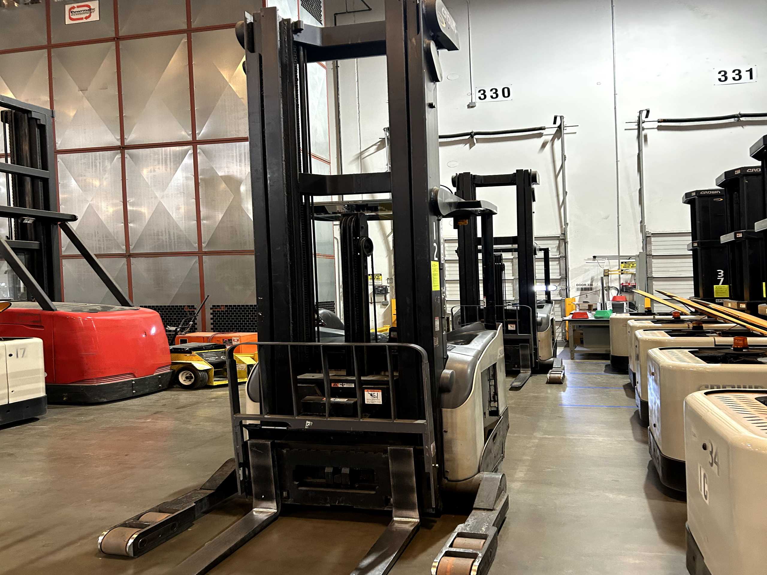CROWN RR5725-45 REACH TRUCK - REACH TRUCKS