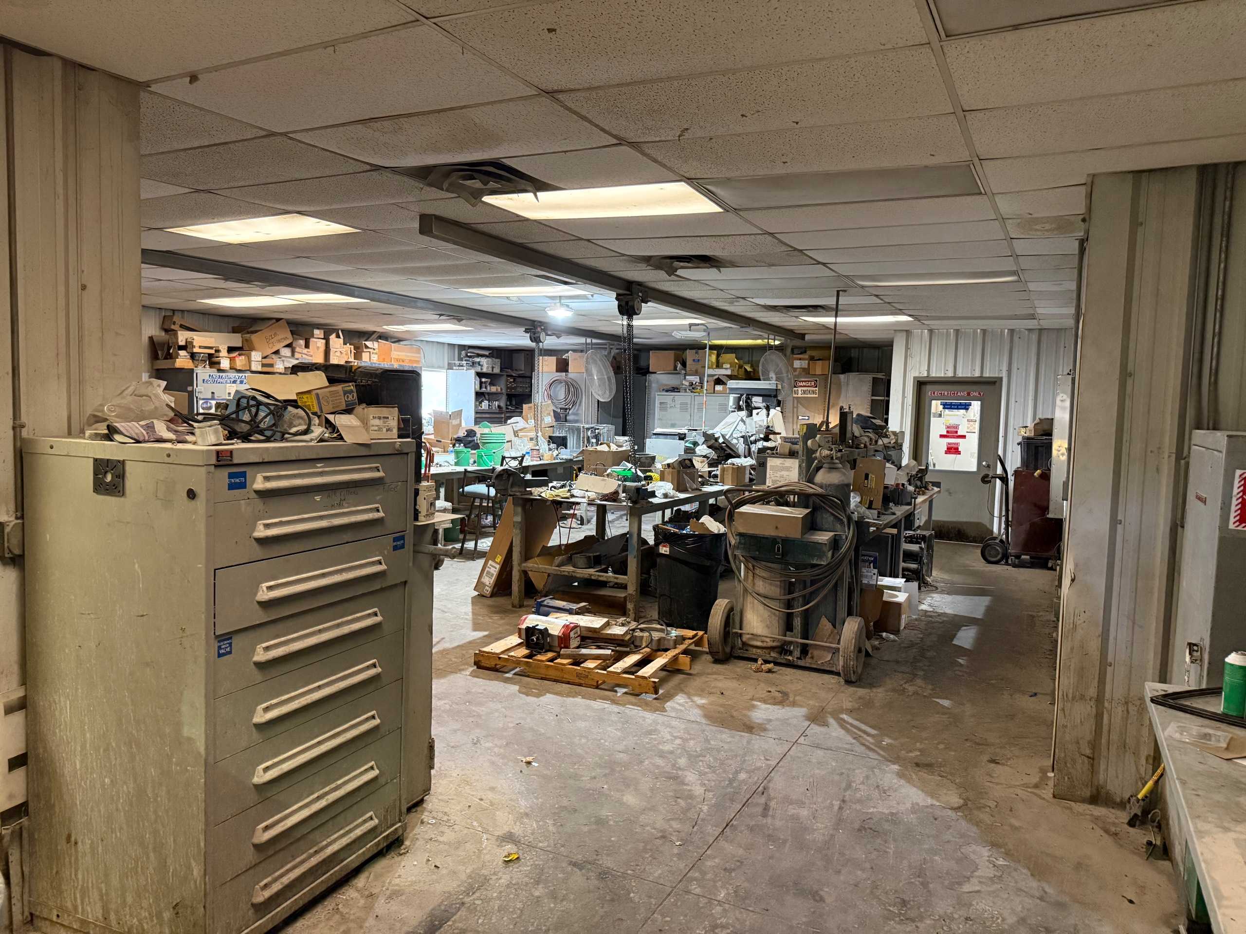 BULK CONTENTS OF INSTRUMENT ROOM - INDUSTRIAL PARTS