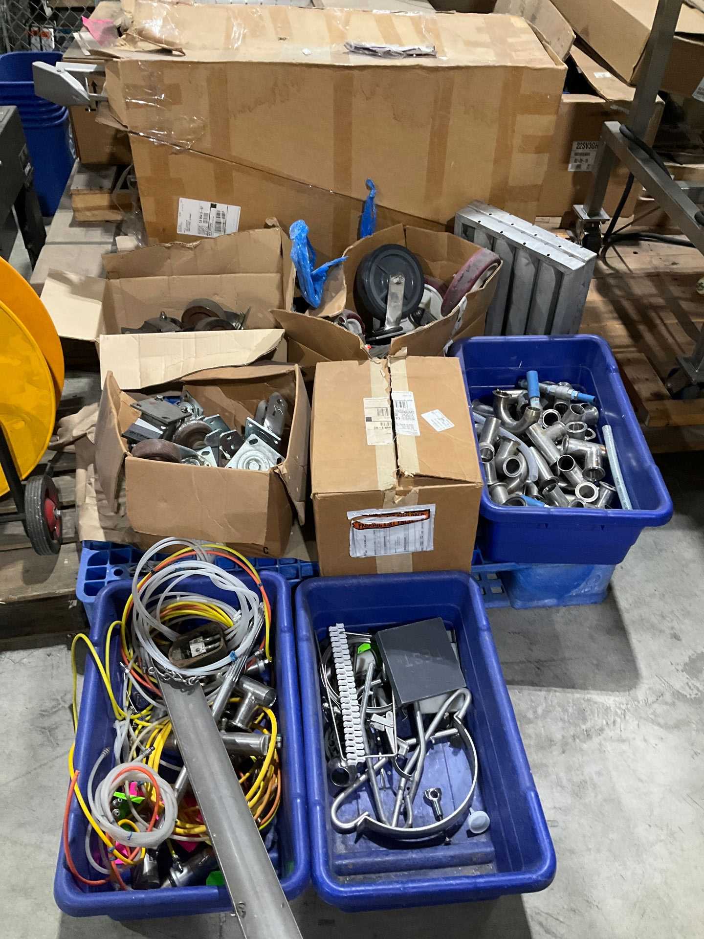PALLET OF ASSORTED MACHINE PARTS