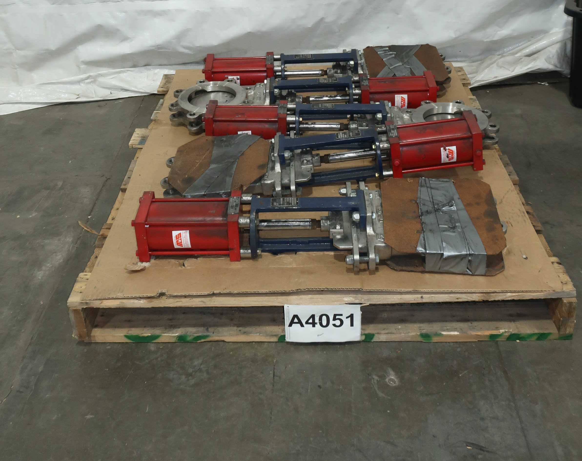 LOT OF 5 KNIFE GATE VALVES WITH PNEUMATIC ACTUATORS, RDC, FLOW CONTROL COMPONENTS - KNIFE GATE VALVE