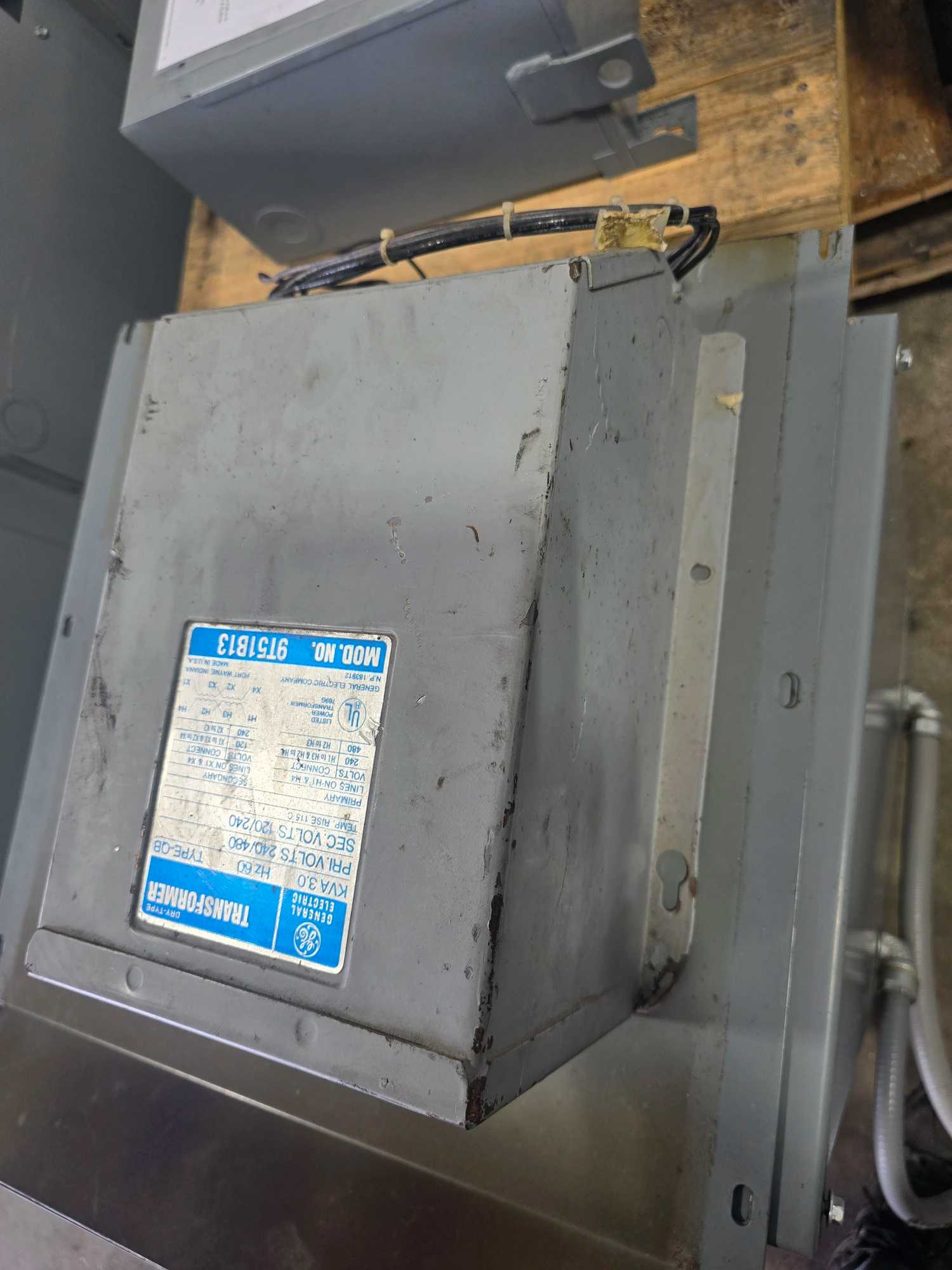 GE 9T51B13 TRANSFORMER, 3.0KVA, 1 PH, DRY TYPE, PRI 240/480V, SEC 120/240V - MACHINE TOOLING
