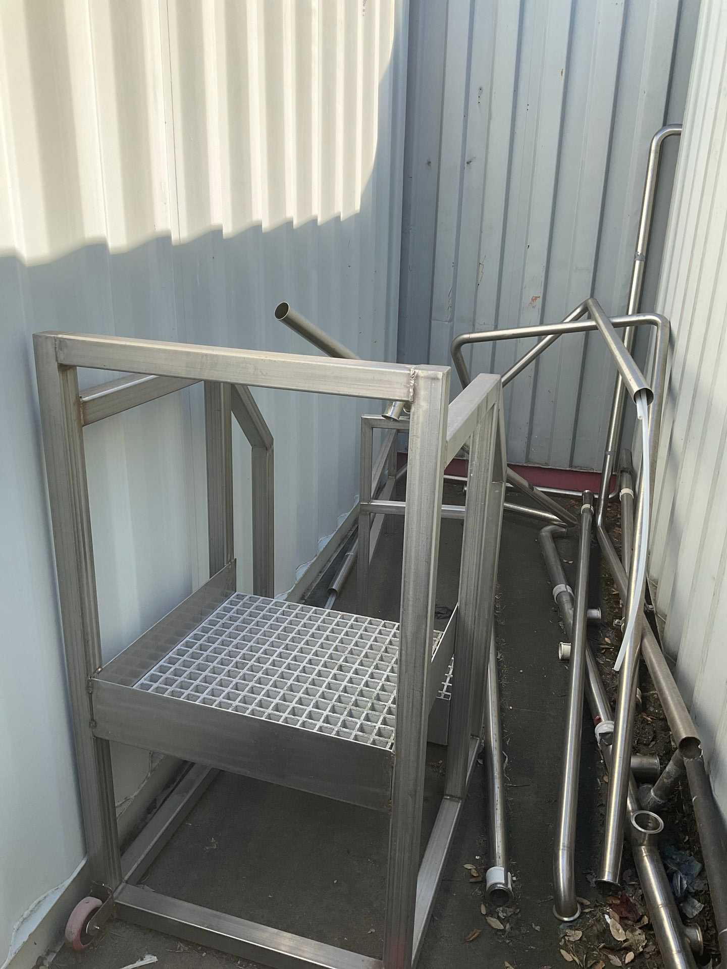 METAL STEP LADDER & PIPES - 